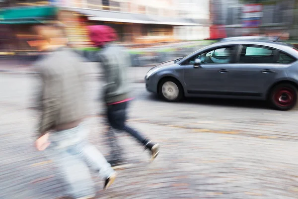 Yürüyen Bir Çiftin Şehir Caddesinde Araba Sürüşünün Soyut Bulanık Görüntüsü — Stok fotoğraf