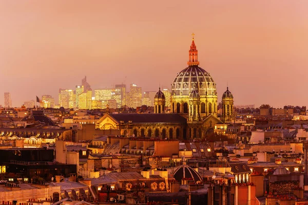 图为法国巴黎的城市和屋顶的夜景 — 图库照片