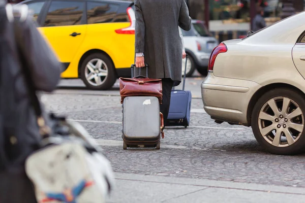 Bilinmeyen Bir Adamın Arkasında Tekerlekli Bavul Taşıdığı Caddeyi Geçtiği Bir — Stok fotoğraf