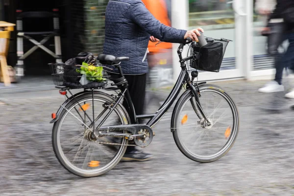 Femme Non Identifiée Pousse Vélo Avec Des Paniers Dans Ville — Photo