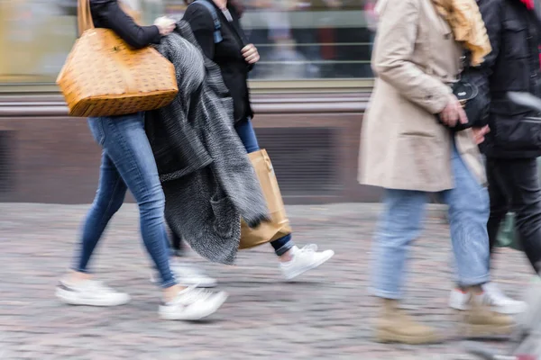 買い物袋を持った買い物客が街を歩く賑やかなストリートシーン — ストック写真