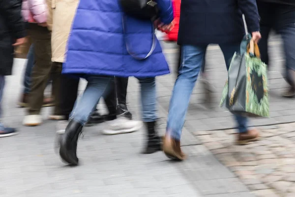 Фотография Размытием Ног Толпы Покупателей Идущих Пешеходной Зоне — стоковое фото