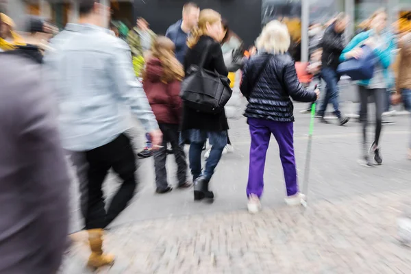 Bild Med Zoom Effekt Shopping Människor Promenader Gågata Trångt Stad — Stockfoto
