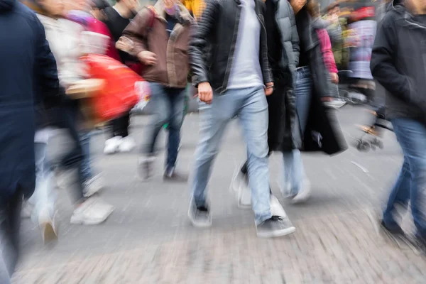 Imagen Con Efecto Zoom Gente Compras Caminando Una Zona Peatonal — Foto de Stock