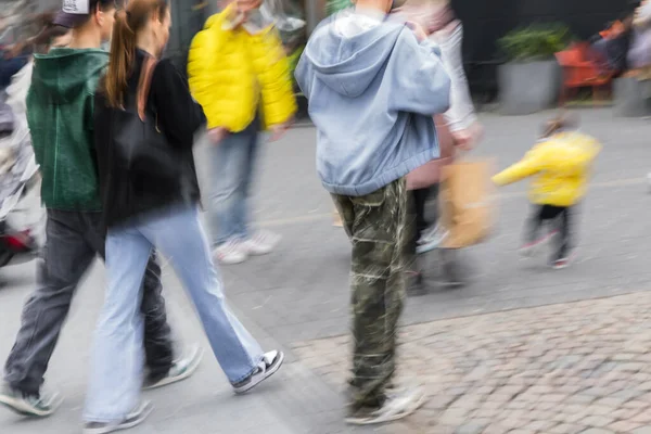 Bild Mit Bewegungsunschärfe Einer Menschenmenge Beim Einkaufen Einer Fußgängerzone — Stockfoto
