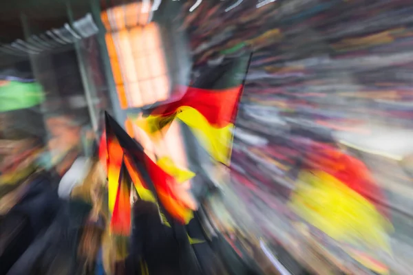 在体育场举行的一场足球比赛上 人们拿着德国国旗 用相机把画面放大 — 图库照片