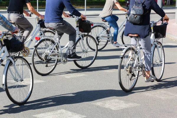 Photo Groupe Personnes Qui Font Vélo Dans Une Rue Ville — Photo
