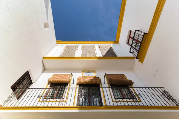 スペインのセビリアにある典型的な白い住宅のバルコニー付きのファサード — ストック写真