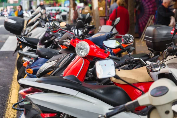 Imagen Una Fila Scooters Estacionados Una Acera Ajetreada Ciudad — Foto de Stock