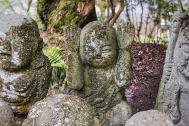 Japonya, Kyoto, Arashiyama 'daki Otagi Nenbutsu-ji tapınağındaki Budist rakan taş heykellerinin resmi