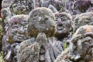 Japonya, Kyoto, Arashiyama 'daki Otagi Nenbutsu-ji tapınağındaki Budist rakan taş heykellerinin resmi