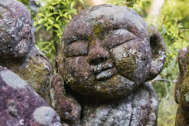 Japonya, Kyoto, Arashiyama 'daki Otagi Nenbutsu-ji tapınağındaki Budist rakan taş heykellerinin resmi