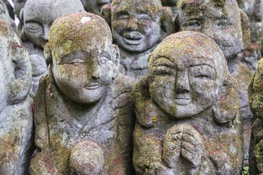 Japonya, Kyoto, Arashiyama 'daki Otagi Nenbutsu-ji tapınağındaki Budist rakan taş heykellerinin resmi