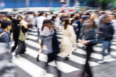 Kameralı fotoğraf, Tokyo, Japonya 'daki ünlü Shibuya geçidini geçen insanların hareket bulanıklığı yarattı.
