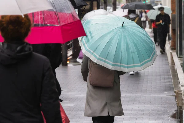 Personas Con Sombrillas Caminando Acera Día Lluvioso Ciudad — Foto de Stock