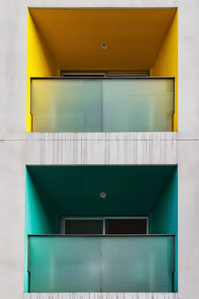 Beton Bir Apartmanın Renkli Balkonlarının Resmi — Stok fotoğraf