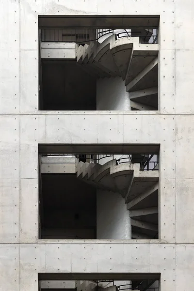 Изображение Вида Бетонного Здания Спиральными Лестницами — стоковое фото