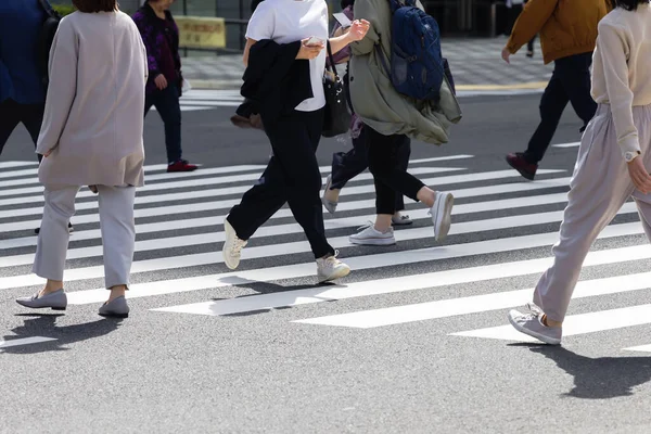 Foto Uma Multidão Pessoas Atravessando Uma Rua Cidade Travessia Zebra — Fotografia de Stock