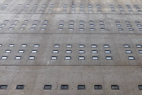 Изображение Стены Небольшими Окнами Бетонного Здания — стоковое фото