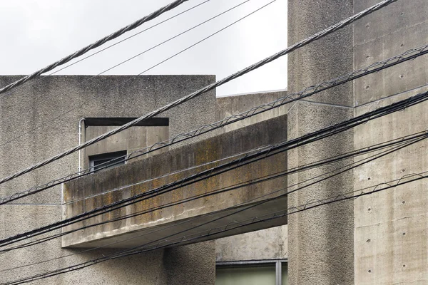 正面に架線のあるコンクリートの建物の写真 — ストック写真