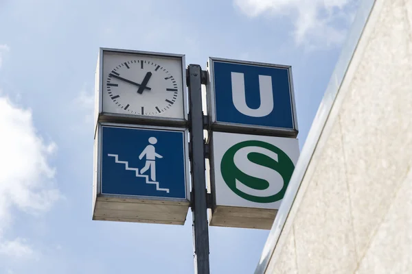Post Con Reloj Signos Bahn Bahn Alemán —  Fotos de Stock