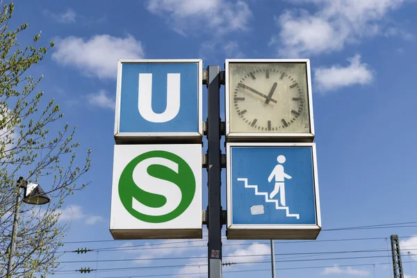 ドイツのCiにあるS BahnとU Bahnの時計と標識のある投稿 — ストック写真