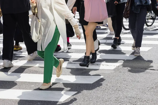 Imagen Una Multitud Personas Cruzando Una Calle Ciudad Cruce Cebra —  Fotos de Stock