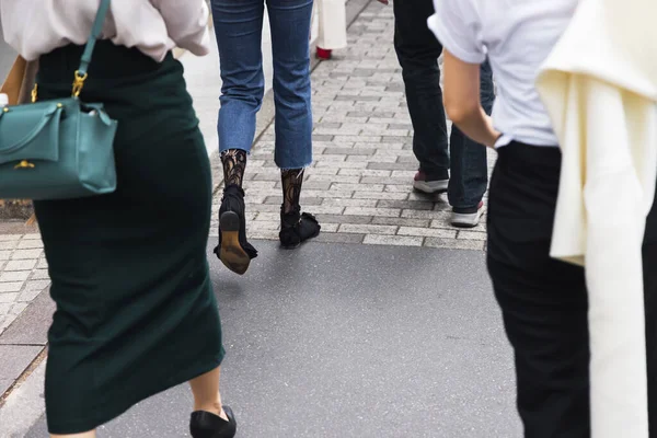 Şehirdeki Kaldırımda Tanınmayan Alışveriş Yapan Kadınların Bacakları — Stok fotoğraf