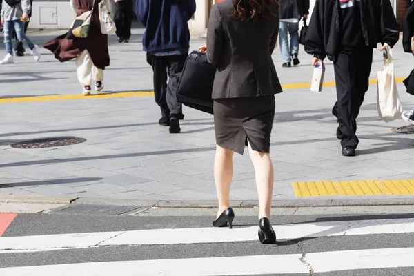 Foto Una Mujer Negocios Que Está Cruzando Una Calle Ciudad —  Fotos de Stock