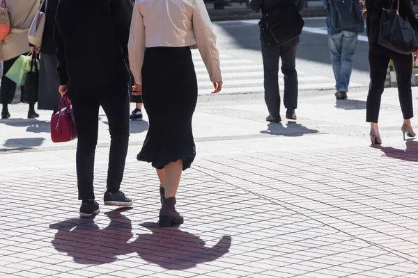 Imagen Una Multitud Personas Caminando Por Ciudad — Foto de Stock