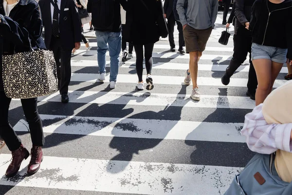 ゼブラ交差点の街の通りを横断する人々の写真 — ストック写真
