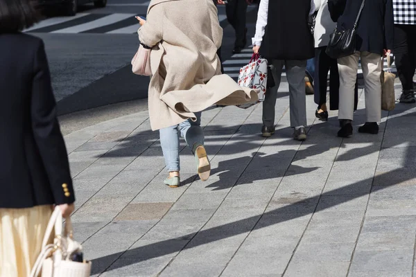 Immagine Una Folla Persone Che Camminano Città — Foto Stock