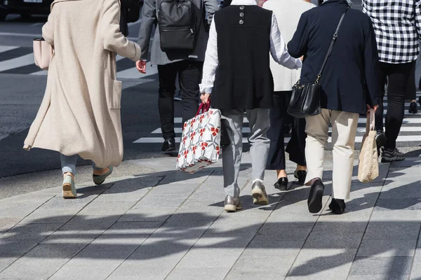 Imagen Una Multitud Personas Caminando Por Ciudad — Foto de Stock
