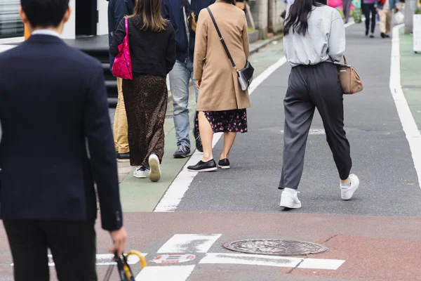 ビジネスマンやショッピングの女性が街の歩道を歩いていて — ストック写真