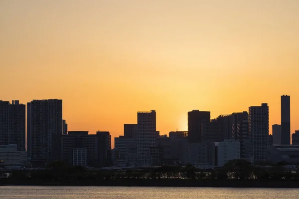 お台場から夕日の東京のスカイラインを望む写真 — ストック写真
