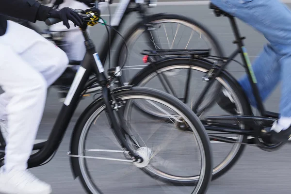 在城市里骑自行车的轮子在移动 — 图库照片