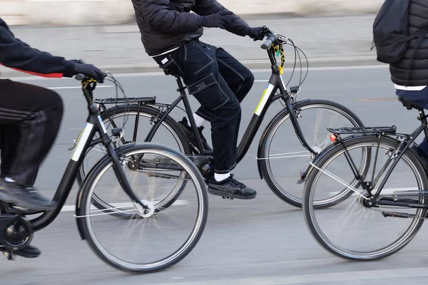 Группа Людей Велосипедах Ходу Городе — стоковое фото