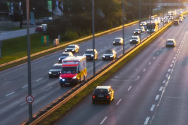 Unscharfes Bild Einer Autobahn Mit Viel Verkehr Bei Sonnenuntergang — Stockfoto
