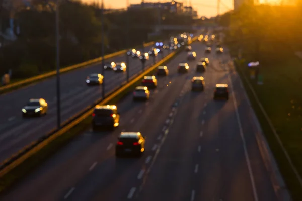 Fokus Bild Motorväg Med Livlig Trafik Vid Solnedgången — Stockfoto