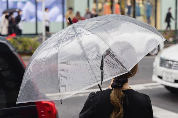 Foto Van Een Vrouw Met Paraplu Wacht Straat Steken — Stockfoto