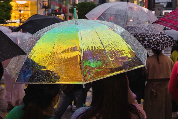 Bild Von Menschen Mit Regenschirmen Die Einer Straße Der Regnerischen — Stockfoto