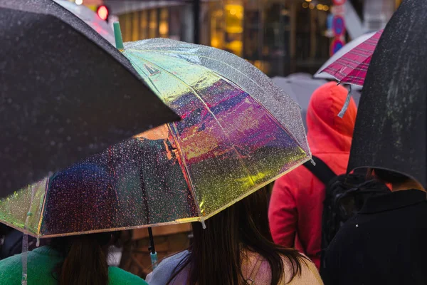 Фотографія Людей Парасольками Які Чекають Вулиці Дощовому Місті — стокове фото
