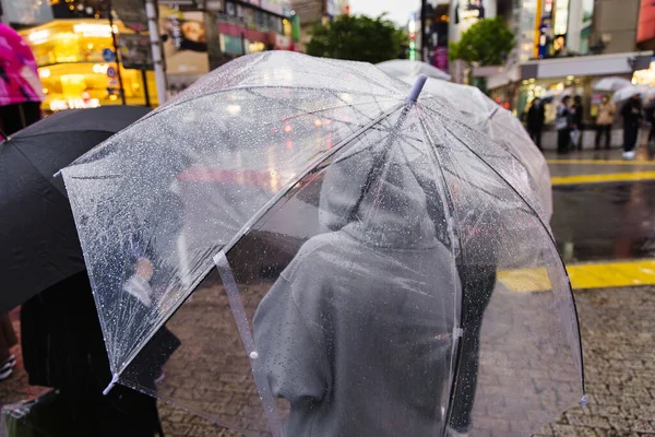 Фото Людей Зонтиками Ждущих Улице Дождливом Городе — стоковое фото