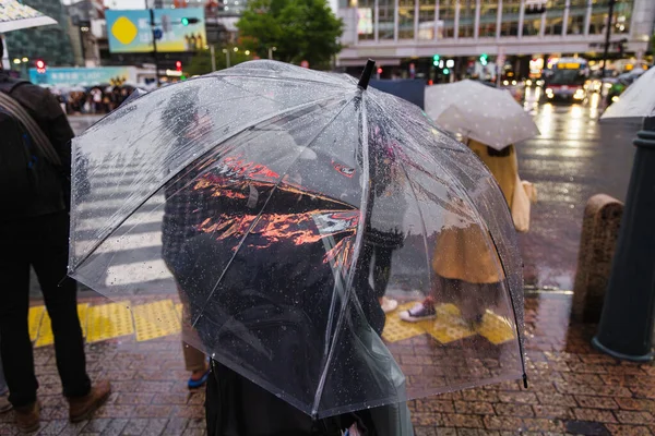 Yağmurlu Şehirde Bir Sokakta Bekleyen Şemsiyeli Insanların Resimleri — Stok fotoğraf