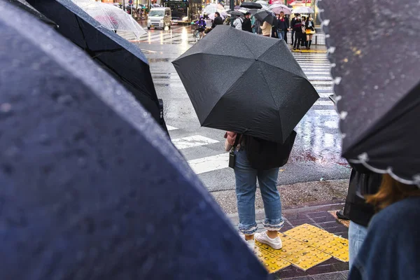 Foto Pessoas Com Guarda Chuvas Esperando Uma Rua Cidade Chuvosa — Fotografia de Stock