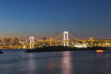 Tokyo, Japonya 'daki Gökkuşağı Köprüsü' nün resmi.