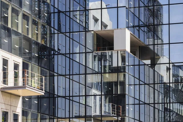 Bild Mit Glasfassade Eines Bürogebäudes Mit Spiegelungen Den Fenstern — Stockfoto