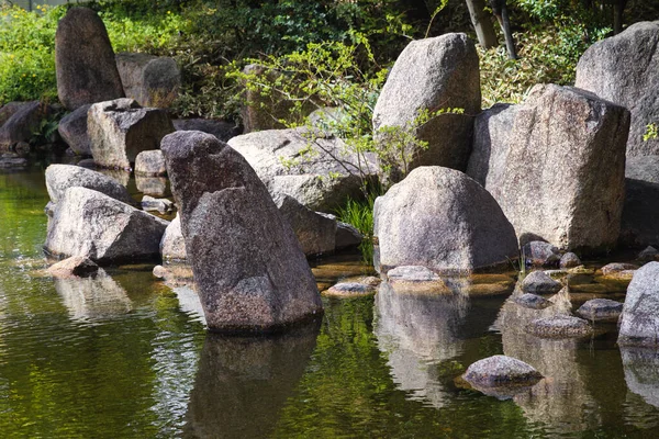 Imagem Grandes Rochas Uma Lagoa Jardim Japonês Paisagístico — Fotografia de Stock