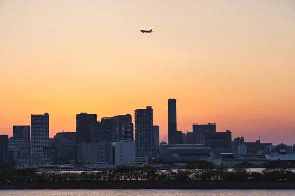 お台場から夕日の東京のスカイラインを望む写真 — ストック写真