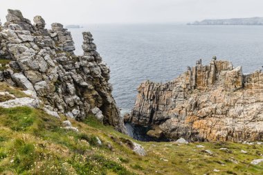 Crozon yarımadasındaki Pointe de Penhir 'deki kaya kıyısının resmi, Brittany, Fransa
